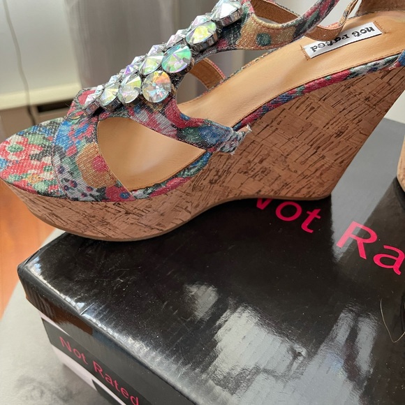 NWOT- Size 9 platform multicolor sandal - Picture 4 of 6